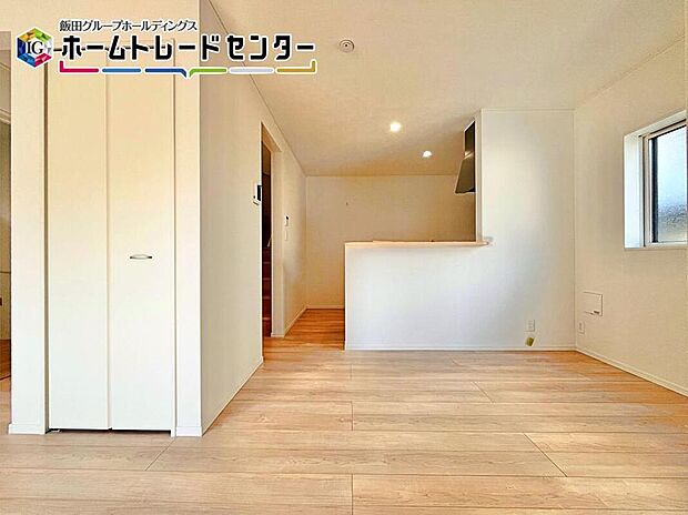 【リビング】対面キッチン採用のリビングは家族が一つになれる空間となります。お料理をしながらリビング全体を見渡すことができるのでお子様が遊んだり、勉強していても一緒に空間を共有できます。