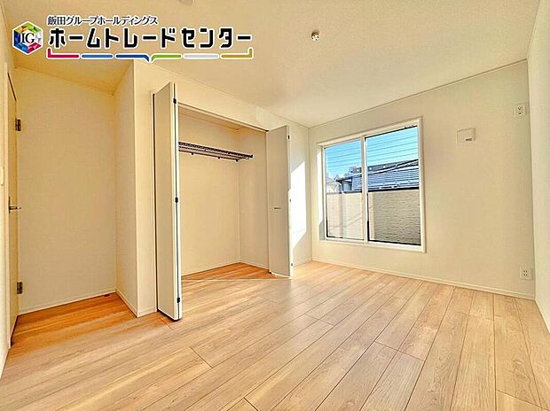 【リビング以外の居室】白を基調とした居室。明るめのフローリングですので、壁紙ともマッチし、お部屋を更に広く見せてくれる効果も。