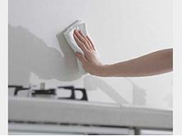 【キッチンパネル】ガスコンロ前の壁には、熱に強く、サッと拭き取るだけで簡単に油汚れを落とすことができるキッチンパネルを採用しています。簡単な手入れでキレイが続くのはうれしいですね。(同仕様)