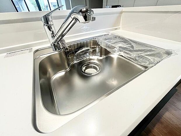 【【浄水器】】カートリッジタイプの浄水器。浄水、原水はワンプッシュで切り替えができ、見やすい大きな表示窓もあります。ノズルはシャワーヘッドになっておりお掃除も楽々です。