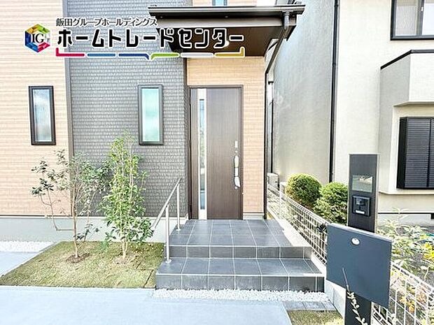 【現地外観写真】【玄関ポーチ】
緑を使って玄関まわりにアクセントをつけました！帰ってきた家族を気持ちよくお出迎え♪