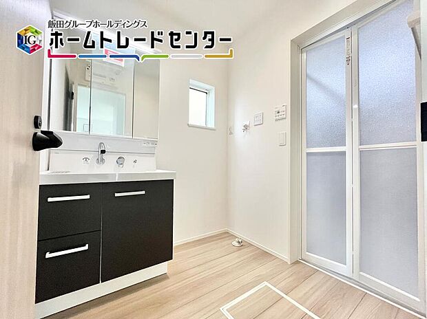 【洗面台・洗面所】毎日使うものだから清潔な空間を保ちたい水回り。洗面化粧台にはそんな願いを解消させてくれる収納アイデアが満載です。三面鏡の裏側にはキャビネットが現れ小物から背の高い物まで収納できます。