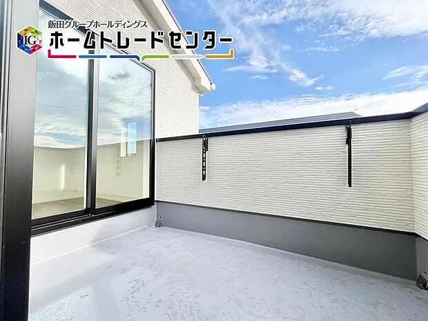 【バルコニー】南面バルコニーで日当たり良好♪奥行もあり洗濯もの干しもノンストレスです♪