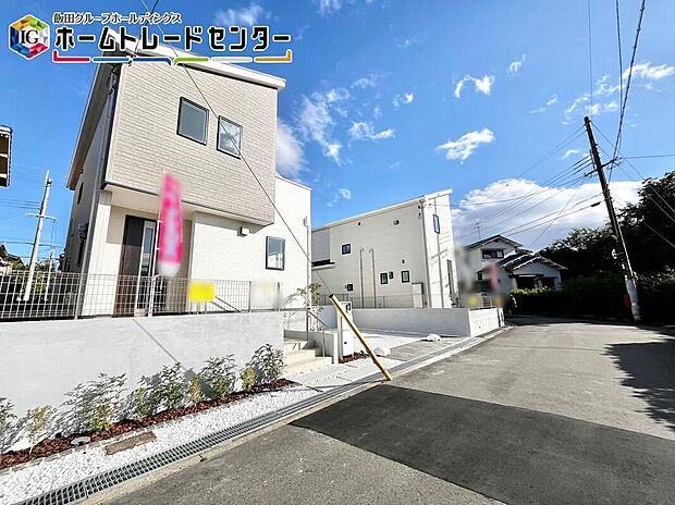 【前面道路含む現地写真】道路幅は約６ｍあるので、運転が苦手な方でも楽々駐車できます♪電柱から建物まで距離があるのは、防犯面でも良いポイントです。