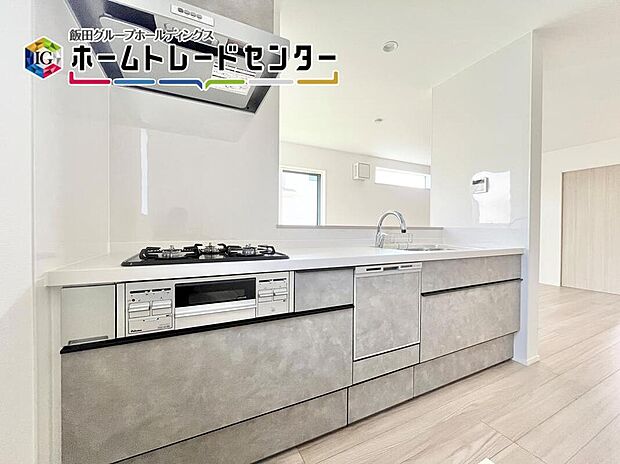 【キッチン】人気の対面キッチンは吊戸棚をなくして解放感を重視しました。リビングを見渡すことができて小さなお子様がいても安心ですよ。