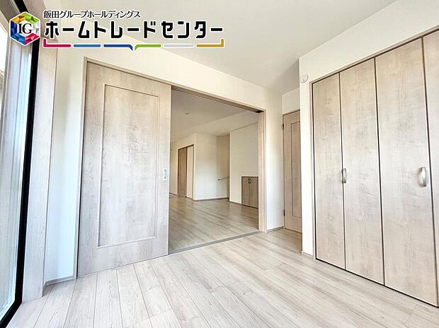 【リビング以外の居室】リビング横に居室を設けておうちで仕事も可能♪また子供さんの勉強スペースにも出来てしっかり見守ることが出来ます♪