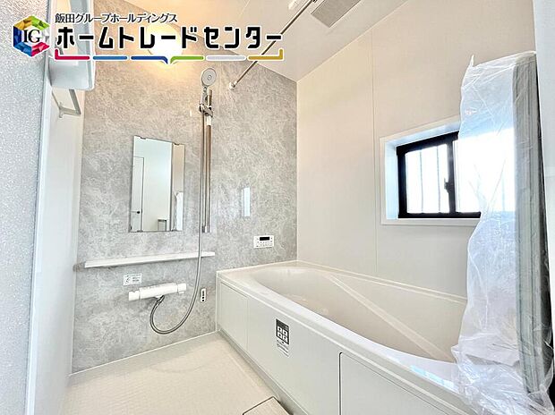 【浴室】マンションにはない戸建にあるのが特徴の浴室内の小窓は換気ばっちり。カビとはサヨナラです♪