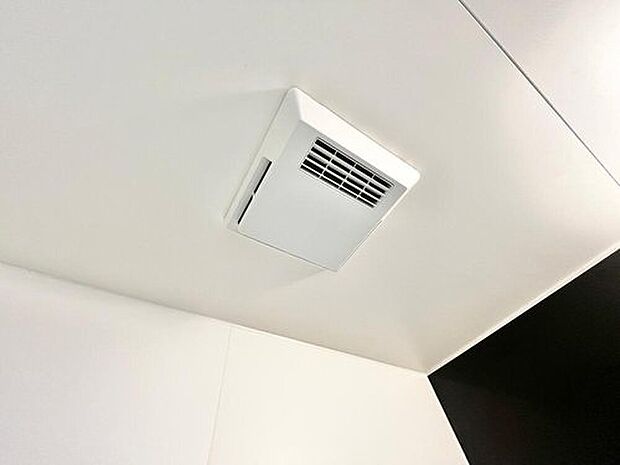 【浴室換気乾燥暖房機】予備暖房や衣類の乾燥に使用できる乾燥機を設置。雨の日の洗濯物や、部屋干しの衣類等の乾燥に活躍します。