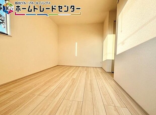 【リビング以外の居室】南面に配置しているバルコニーが洋室内にあり、お子様も日中には気持ちよくお昼寝ができますね。