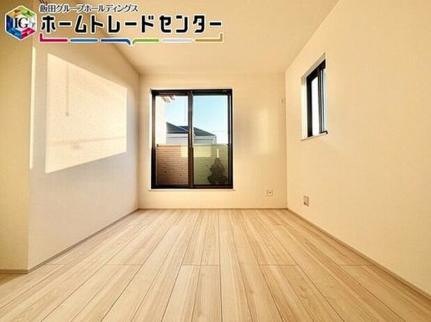 【リビング以外の居室】白を基調とした居室。明るめのフローリングですので、壁紙ともマッチし、お部屋を更に広く見せてくれる効果も。