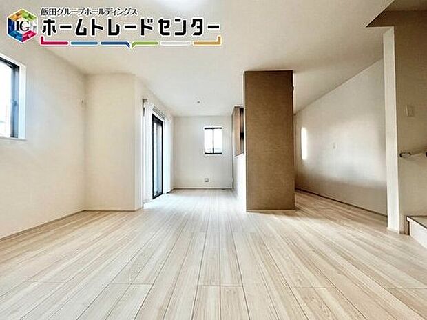 【リビング】対面キッチン採用のリビングは家族が一つになれる空間となります。お料理をしながらリビング全体を見渡すことができるのでお子様が遊んだり、勉強していても一緒に空間を共有できます。