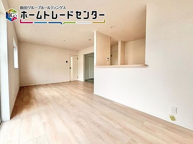 【リビング】家族やお友達とのお食事やティータイムを楽しむダイニングは対面キッチン。お食事やお茶の準備をしながらでも、自然と会話の輪が広がります。