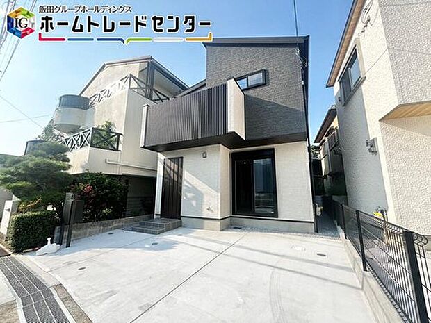 【前面道路含む現地写真】約５．５ｍの広々した前面道路でお車駐車も安心♪南向きで室内は夕方まで電気要らず！ぜひ実際の室内をご覧ください♪