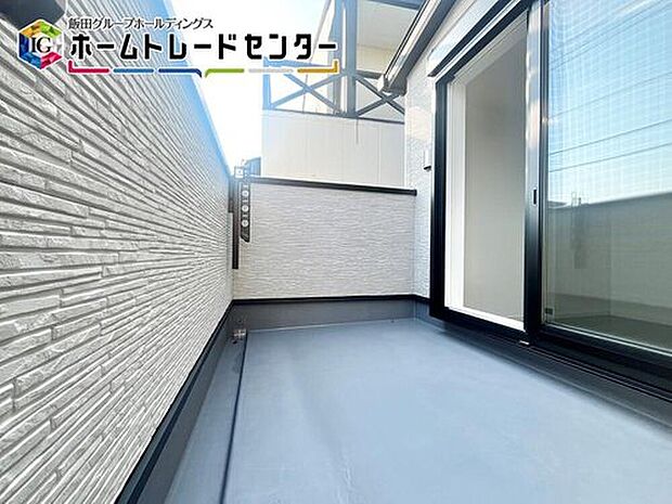 【バルコニー】出幅を確保したバルコニーは洗濯の時にストレスなく干せますし、お布団干しも可能♪