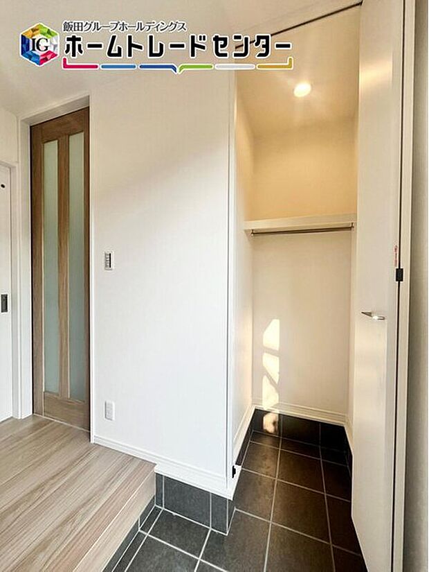 【玄関】コートや外物もしっかり収納できるスペースもあり生活感を無くすことが出来ます！