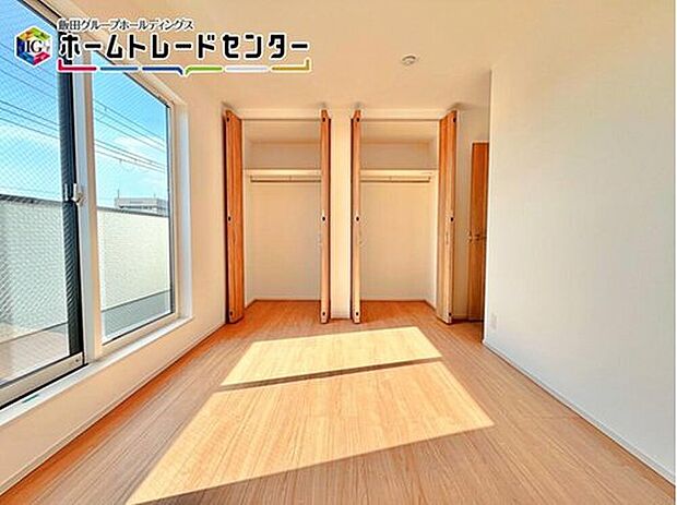 【リビング以外の居室】各室収納完備された居室は、今やタンス要らず♪大きな窓からは明るい光が差し込みます♪