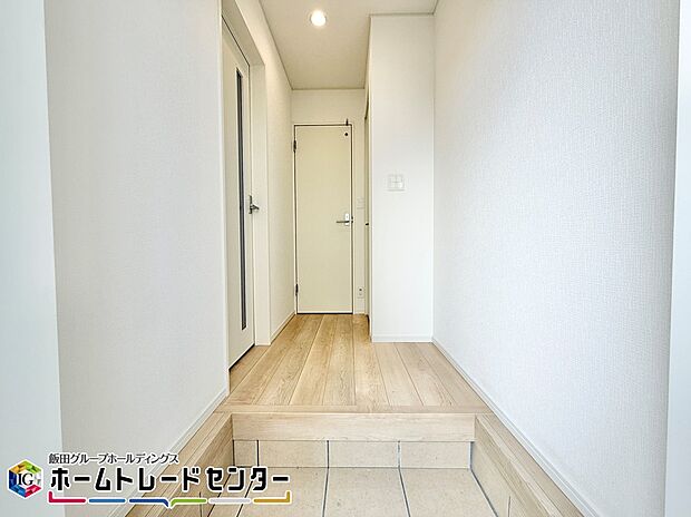 【玄関】入口から見える白基調の玄関には、上品さが感じとれ、吸い込まれてしまいそうな魅力がありますね。