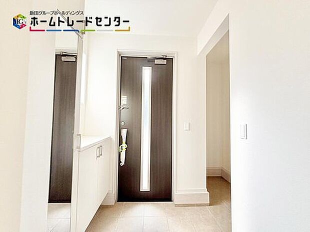 【玄関】玄関横にはシューズクロークスペースを設置。ベビーカーやキャンプ用品など外ものをしっかりと収めることが可能な空間♪