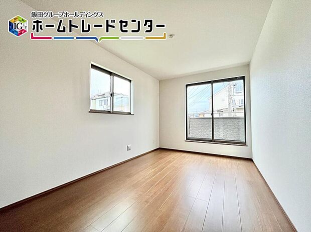 【リビング以外の居室】南面に配置しているバルコニーが洋室内にあり、お子様も日中には気持ちよくお昼寝ができますね。