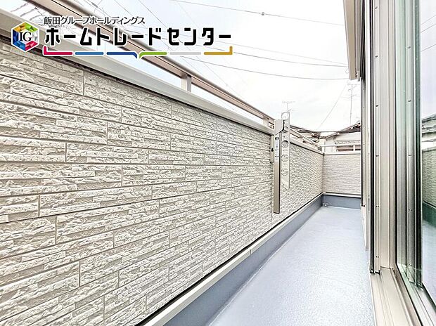 【バルコニー】南面バルコニーで日当たり良好♪奥行もあり洗濯もの干しもノンストレスです♪