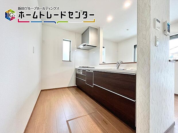 【キッチン】人気の対面キッチンは吊戸棚をなくして解放感を重視しました。リビングを見渡すことができて小さなお子様がいても安心ですよ。