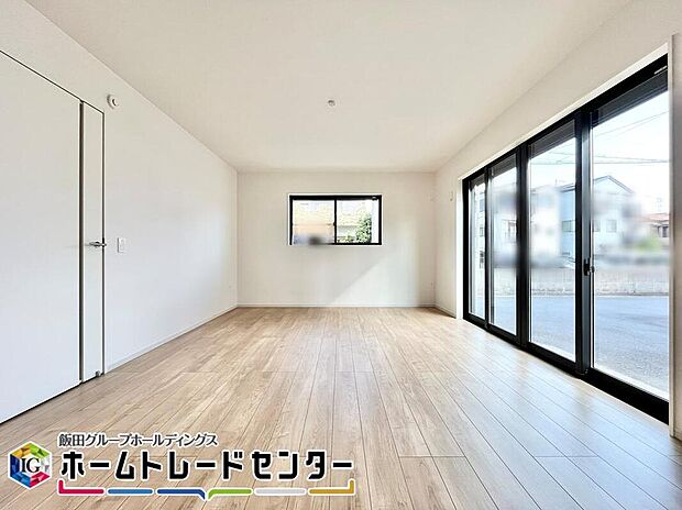 【リビング】キッチンからみる、リビングの写真になります。対面式でリビング全体を見渡すことができ、キッチンで作業をしながらコミュニケーションも取れます♪