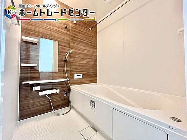 【浴室】1坪タイプの浴室は足を延ばして入ることの出来る浴槽♪一日の疲れを癒してくれます♪