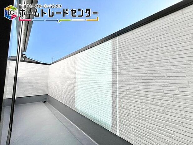 【バルコニー】主寝室とつながるバルコニーは、子供部屋を通ることなく選択が干せて人気の間取り♪