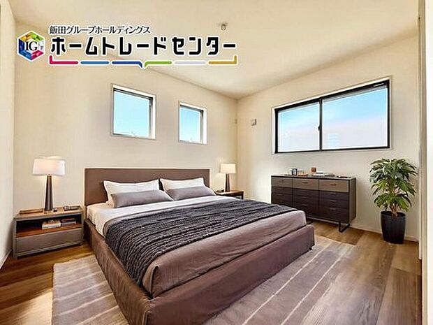 【リビング以外の居室】【バーチャルにて家具配置♪】
白を基調とした居室。明るめのフローリングですので、壁紙ともマッチし、お部屋を更に広く見せてくれる効果も。