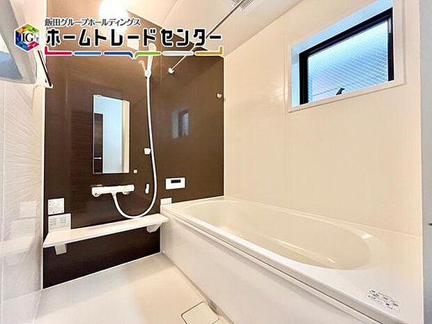 【浴室】一日の疲れを癒してくれるバスルームはゆったりと浴槽に入り半身浴をしながら読書を楽しんだりお子様と一緒に入浴したりと寛げる空間です。お気に入りの入浴剤を使用してラックス空間♪