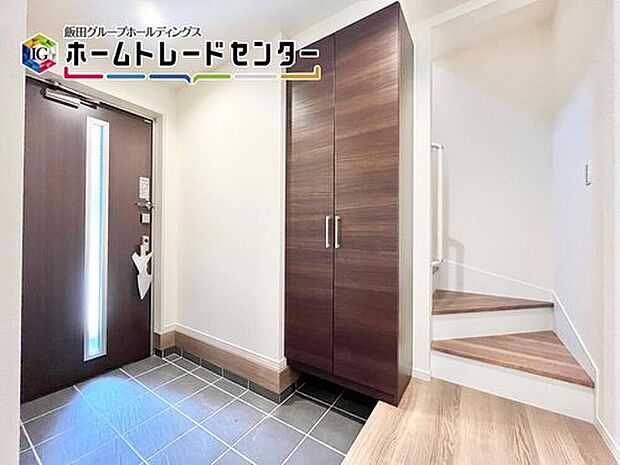 【玄関】ガラススリットの入った玄関扉は明るい光が入る大切な存在の一つ。