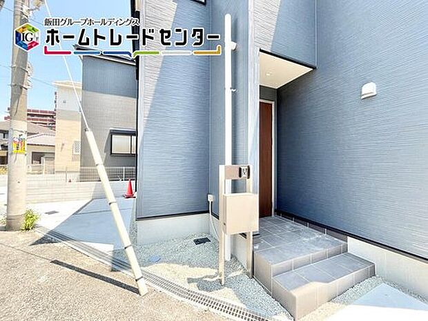 【玄関】TVモニター付きインターホン。録画機能もあり、どのような人が何時に来訪されたのかが分かります。防犯上はもちろん、お届け物などの把握にも便利です。ライトが付いているので、夜間でも安心です。