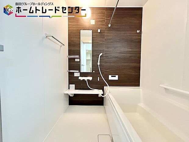 【浴室】一日の疲れを癒してくれるバスルームはゆったりと浴槽に入り半身浴をしながら読書を楽しんだりお子様と一緒に入浴したりと寛げる空間です。お気に入りの入浴剤を使用してリラックス空間♪