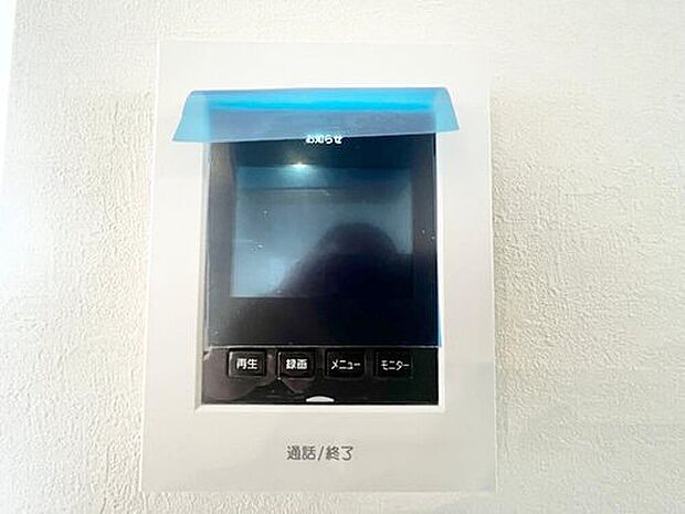 【TVモニター付きインターホン】訪問者を画像と音声で確認できる、防犯性に優れた安心のシステム。スッキリとしたデザインで、誰でも簡単に操作していただけます。