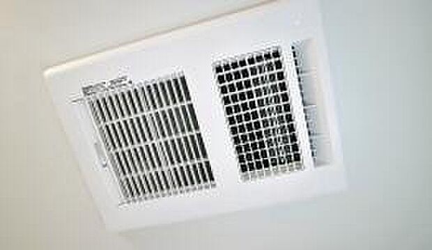 【浴室暖房換気乾燥機】入浴後の水滴や湿気を排出し、カビの発生や臭いを抑制する暖房換気乾燥機。雨の日の洗濯物にも効果的です。