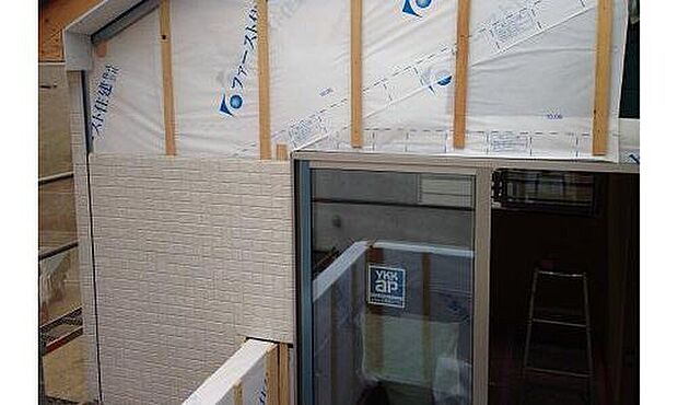 【外壁材】サイディングと呼ばれる工場で生産される乾式の板状のセメント板になり耐火性や耐久性などに非常に優れたものになります。