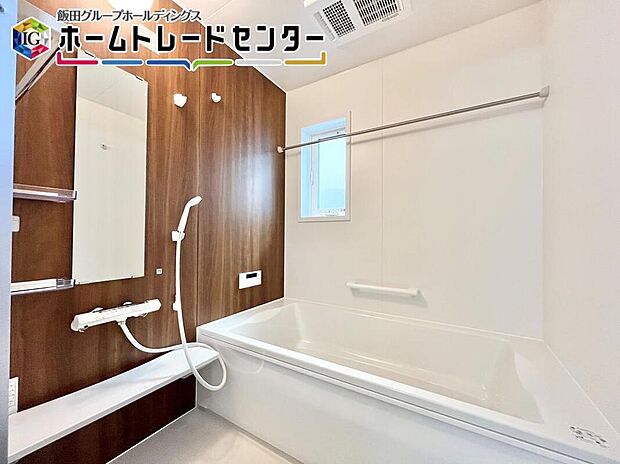 【浴室】マンションにはない戸建にあるのが特徴の浴室内の小窓は換気ばっちり。カビとはサヨナラです♪