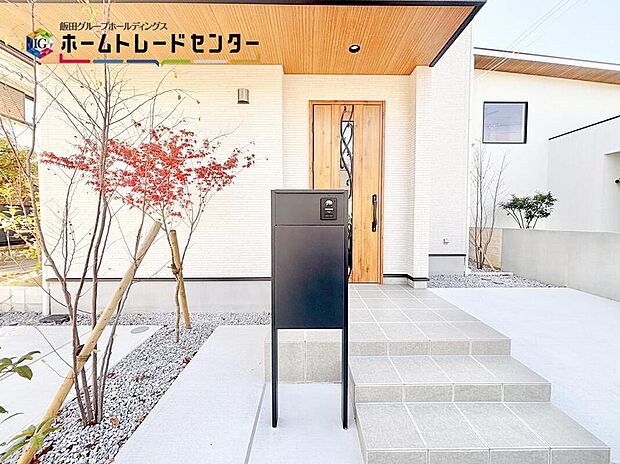 【玄関】宅配ボックスも完備したインターフォンです♪宅配ボックスは今の時代必須アイテムですよね!植栽を植えておしゃれに仕上がりました!