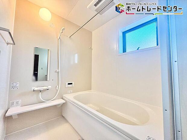 【浴室】足を延ばして入ることのできるお風呂は、一日頑張った自分へのご褒美に♪お好きな入浴剤で楽しんでください。