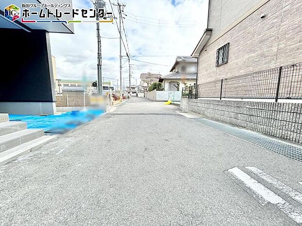 【前面道路含む現地写真】切り返しやすい間口になっておりますので、油断しやすい仕事帰りや、買い物帰りの駐車事故はこれで防げますね。