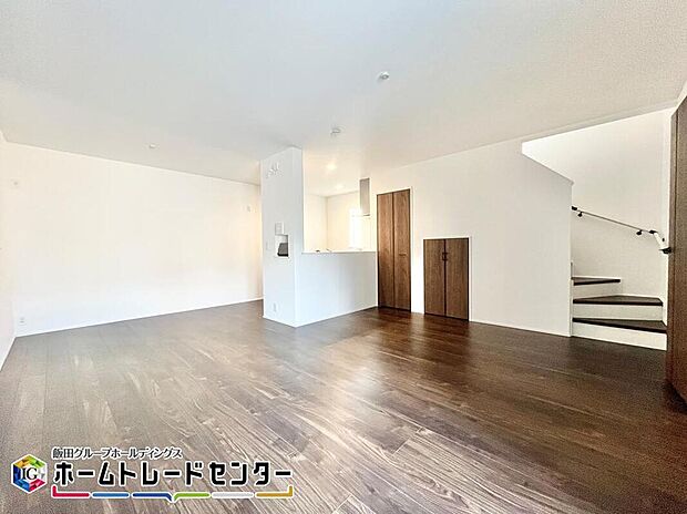 【【リビング】】2階LDKは階段が通り、生活の動線が集まる場所となります。バルコニーに面した開放的なリビングになり、2階なので外を気にせずくつろげますね。