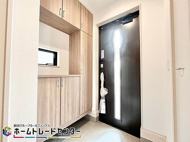 【玄関】玄関ホールはおうちの顔。玄関や廊下は各部屋を少しでも広くとる為圧縮されがちですが、スリットガラス入りの玄関扉や窓を配置することで解放感がアップ。