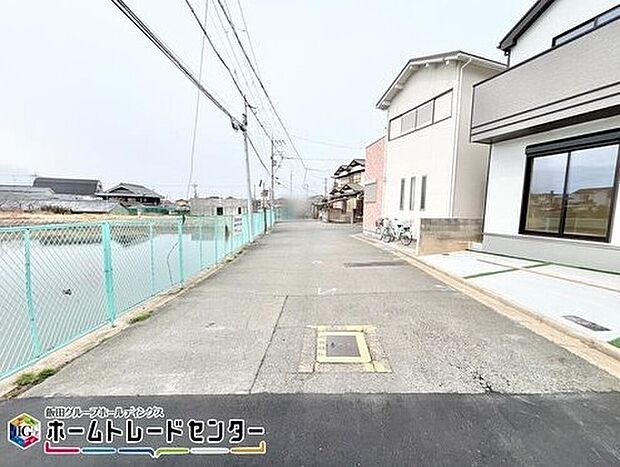 【前面道路含む現地写真】前面道路は約６．２７ｍあり、お車の駐車も落ち着いて出来るので運転が苦手な方も安心の立地です♪