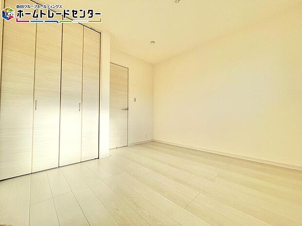 【リビング以外の居室】約５．７帖のお部屋。「『寝るだけ』を贅沢に。至高のベッドルーム」