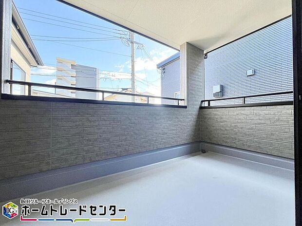 【バルコニー】洗濯物を干すスペースとして急な雨で洗濯物が濡れてしまうのを防いだり、気軽に外で朝食やお茶などを楽しむセカンドリビングのような使い方ができます。