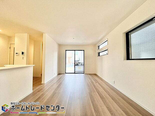 【リビング】家族やお友達とのお食事やティータイムを楽しむダイニングは対面キッチン。お食事やお茶の準備をしながらでも、自然と会話の輪が広がります。