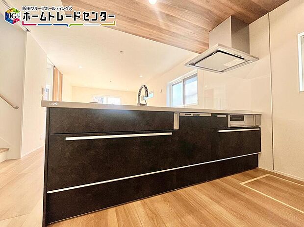 【キッチン】オープンカウンターの対面キッチンは、家事をしがらでも１日の出来事を家族とお話できるのもメリットで人気の間取りの一つです。