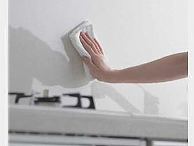 【キッチンパネル】ガスコンロ前の壁には、熱に強く、サッと拭き取るだけで簡単に油汚れを落とすことができるキッチンパネルを採用しています。簡単な手入れでキレイが続くのはうれしいですね（同仕様）