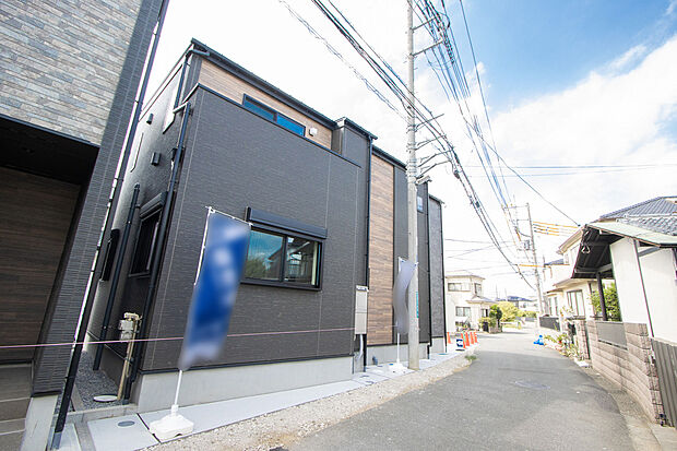 モダンな外観、堂々たる趣ながら、主張し過ぎずどこか余裕を感じさせるシャープなフォルムで佇む邸宅は、晴天の空と照らし合わせる事で、本来あるべき完成形の姿を見せてくれます。