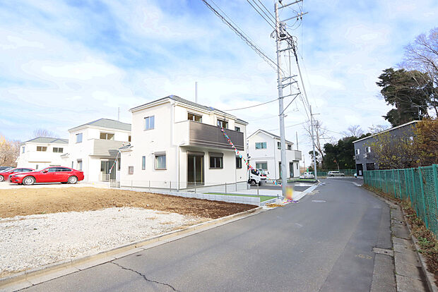 全13区画の大型コミュニティ: 統一感のある美しい景観が形成される、全13区画の大規模分譲地です 。
ゆとりある前面道路: 東側6.0m、南側5.0mの公道に面しており、お車の出し入れもスムーズ